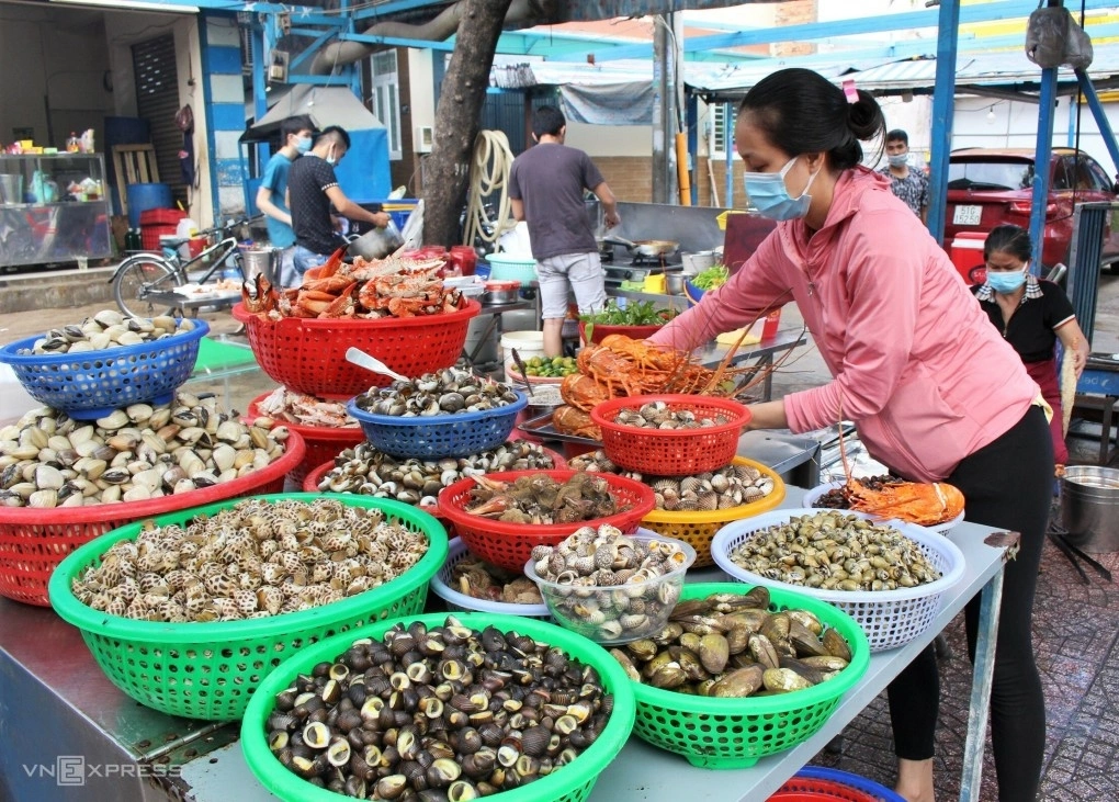 Các món ốc trên phố ốc Vĩnh Khánh