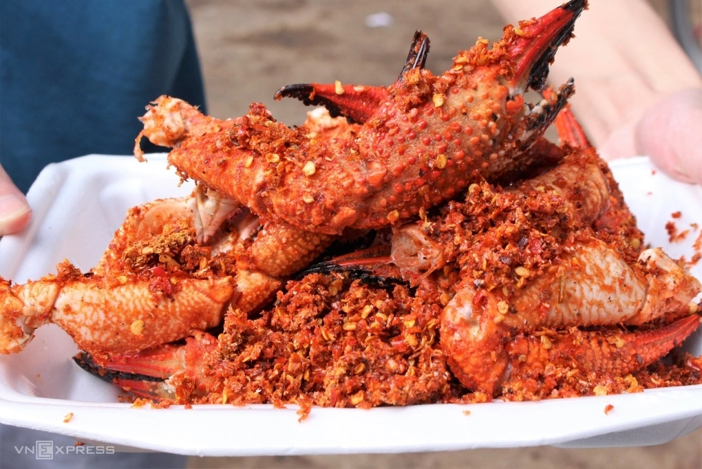 Càng ghẹ sốt ớt ở phố ốc Vĩnh Khánh